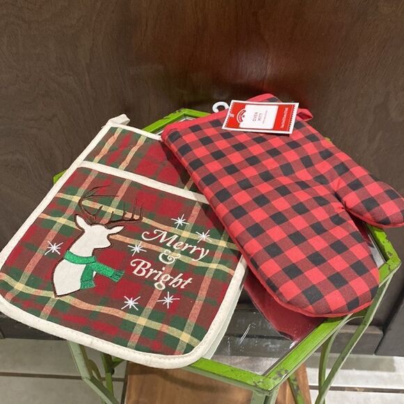 Holiday oven mits. Set of 2. NWT. - Picture 2 of 3